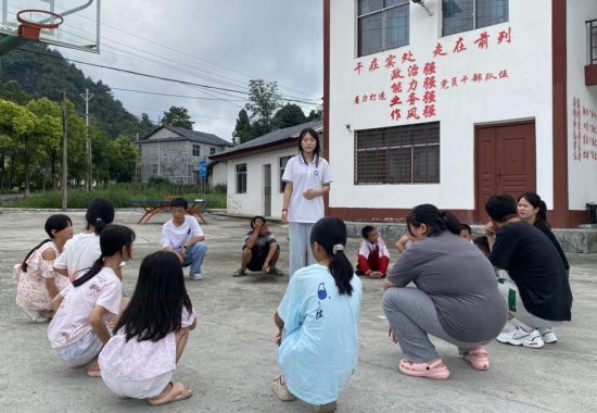 长沙商贸旅游职业技术学院实践团成员为留守儿童开展团体心理辅导活动。